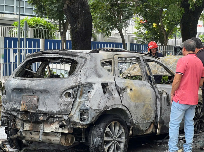 Hiện trường vụ cháy rụi ô tô ở khu Thảo Điền, TPHCM- Ảnh 3. Hiện trường vụ cháy rụi ô tô ở khu Thảo Điền, TPHCM- Ảnh 3.