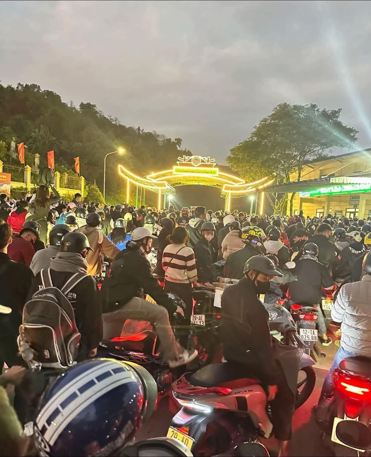 Hơn 13.000 người đổ xô tới Ba Vì ngắm hoa dã quỳ trong buổi sáng, ùn tắc kéo dài- Ảnh 1.