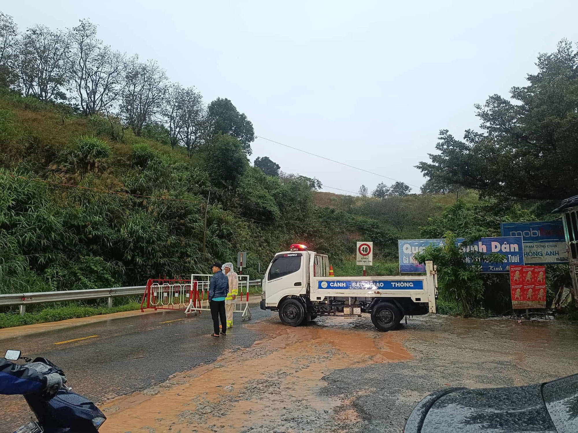 Đèo Ngoạn Mục sạt lở tại 12 vị trí, buộc phải đóng đèo- Ảnh 1.