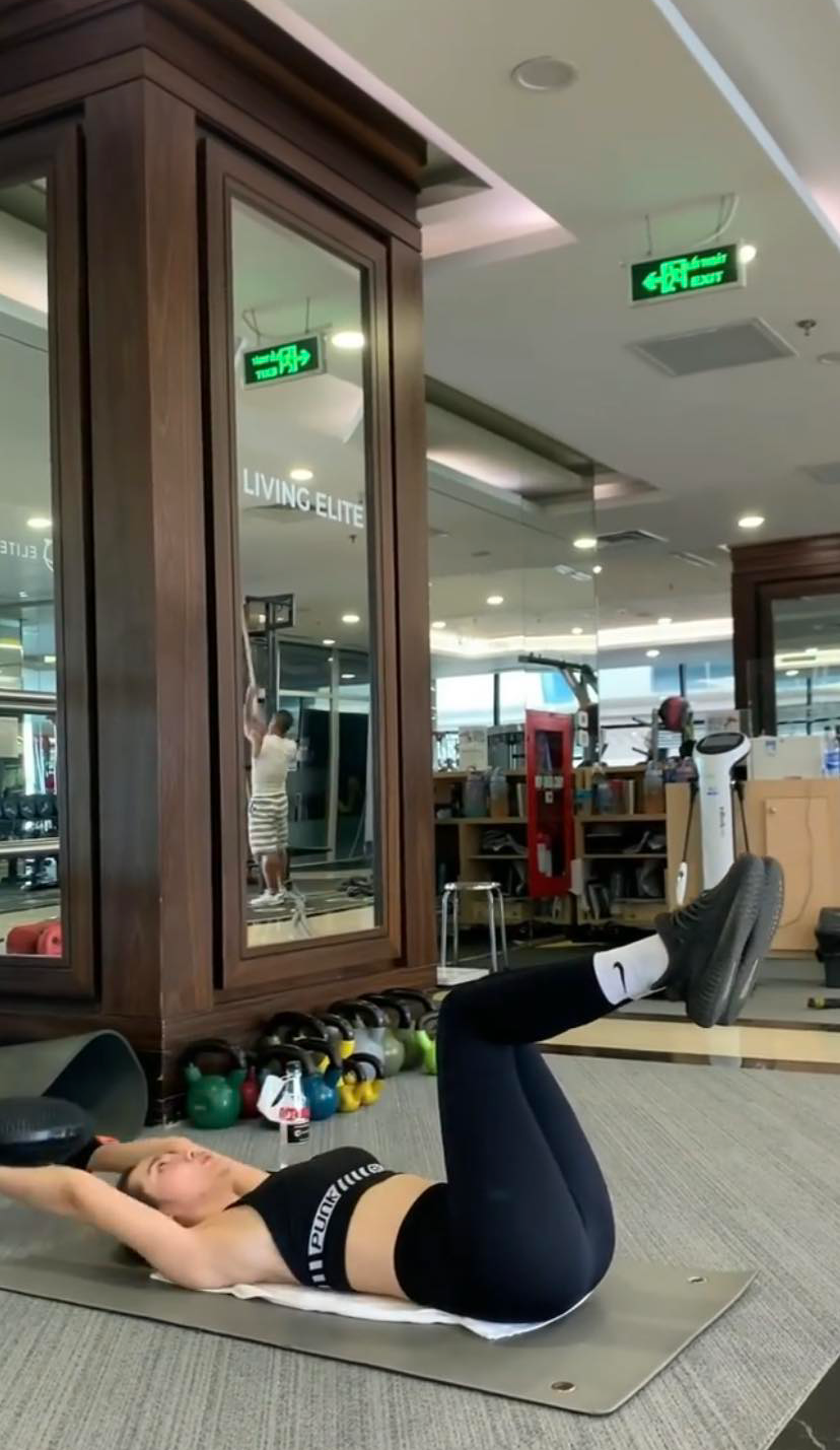 Huyền Lizzie cắt gắt một thứ để có vòng eo 56cm- Ảnh 11. Huyền Lizzie cắt gắt một thứ để có vòng eo 56cm- Ảnh 11.