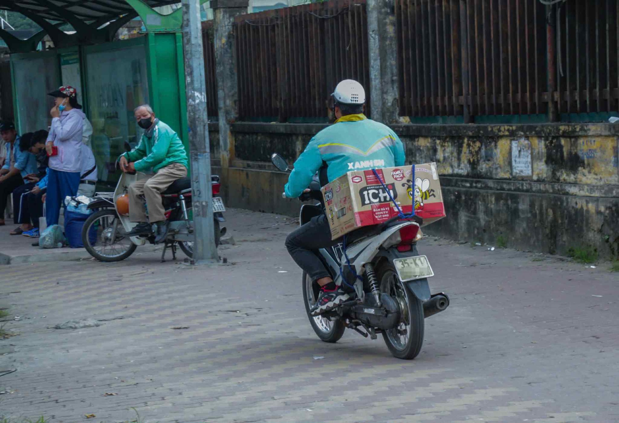 Loạt tài xế xe ôm công nghệ che biển số xe bị CSGT xử lý- Ảnh 1. Loạt tài xế xe ôm công nghệ che biển số xe bị CSGT xử lý- Ảnh 1.