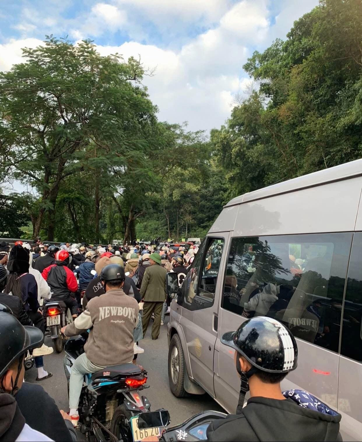 Hơn 13.000 người đổ xô tới Ba Vì ngắm hoa dã quỳ trong buổi sáng, ùn tắc kéo dài- Ảnh 3.