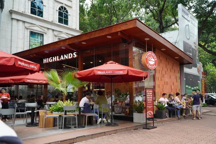 Highlands Coffee báo lãi kỷ lục 297 tỷ đồng: Vì sao chuỗi cà phê lớn nhất Việt Nam vẫn tăng tốc?- Ảnh 1. Highlands Coffee báo lãi kỷ lục 297 tỷ đồng: Vì sao chuỗi cà phê lớn nhất Việt Nam vẫn tăng tốc?- Ảnh 1.