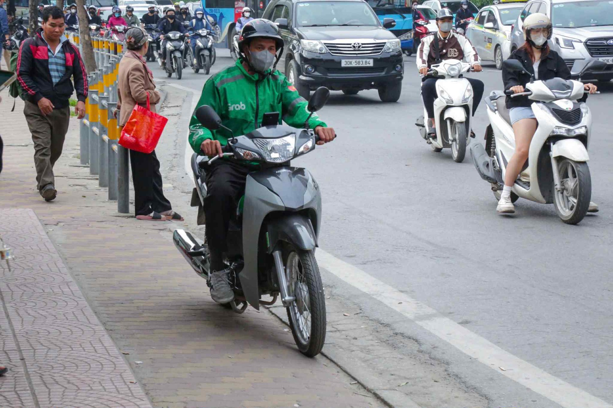 Loạt tài xế xe ôm công nghệ che biển số xe bị CSGT xử lý- Ảnh 2. Loạt tài xế xe ôm công nghệ che biển số xe bị CSGT xử lý- Ảnh 2.