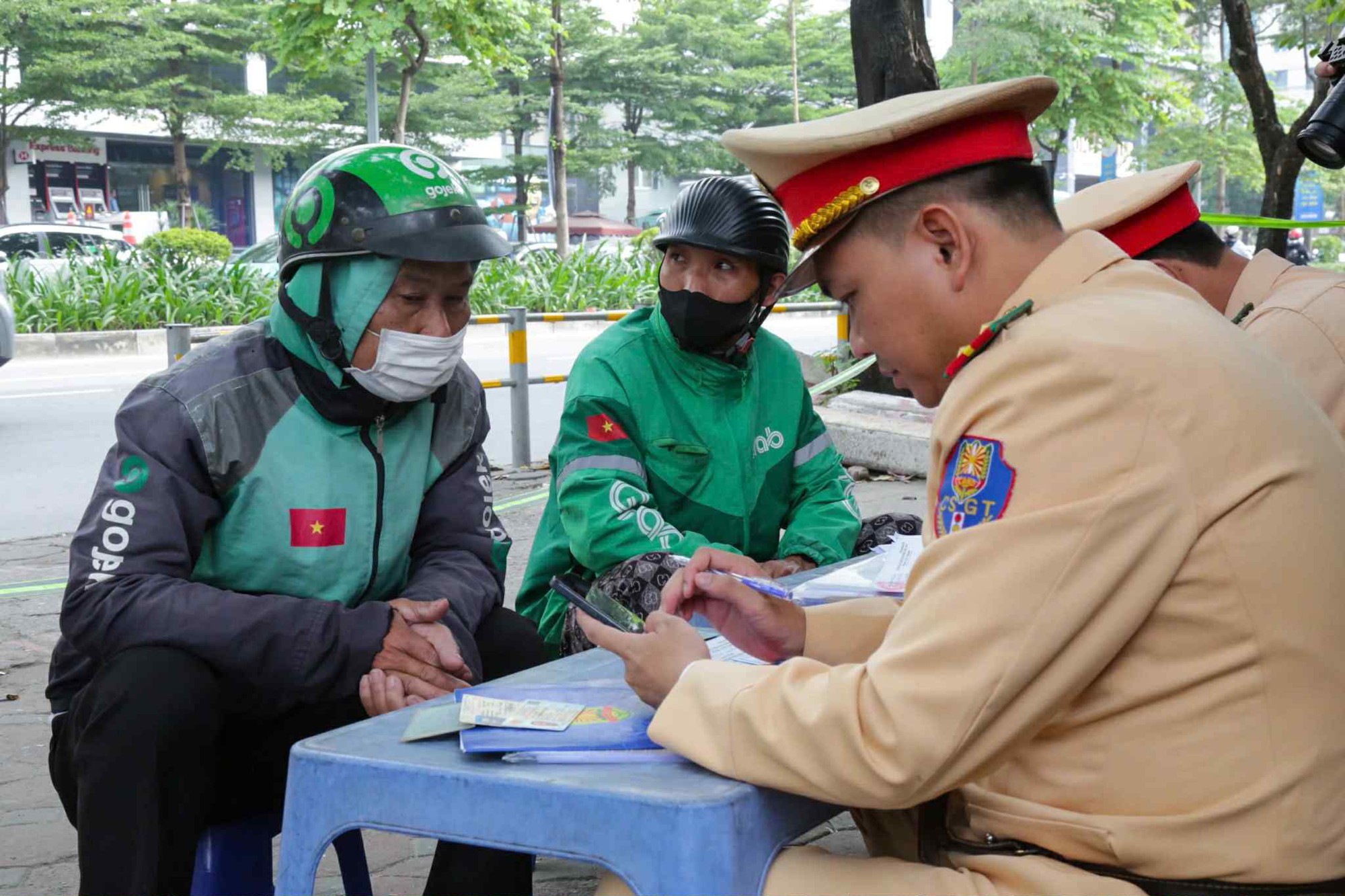Loạt tài xế xe ôm công nghệ che biển số xe bị CSGT xử lý- Ảnh 4. Loạt tài xế xe ôm công nghệ che biển số xe bị CSGT xử lý- Ảnh 4.