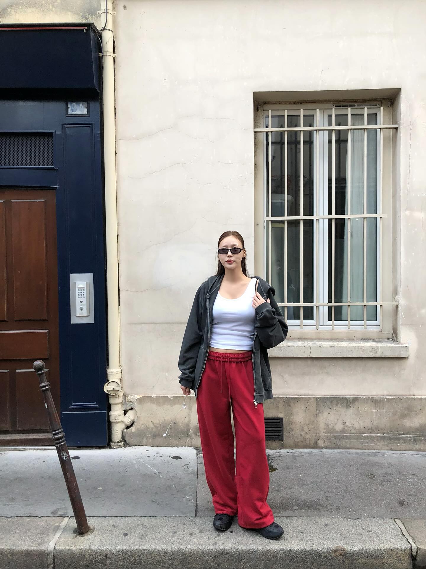 Mùa đông này màu đỏ vẫn rất hot: Gợi ý 10 cách phối đồ cực kỳ sang trọng, giúp bạn nổi bật giữa đám đông- Ảnh 2. Mùa đông này màu đỏ vẫn rất hot: Gợi ý 10 cách phối đồ cực kỳ sang trọng, giúp bạn nổi bật giữa đám đông- Ảnh 2.