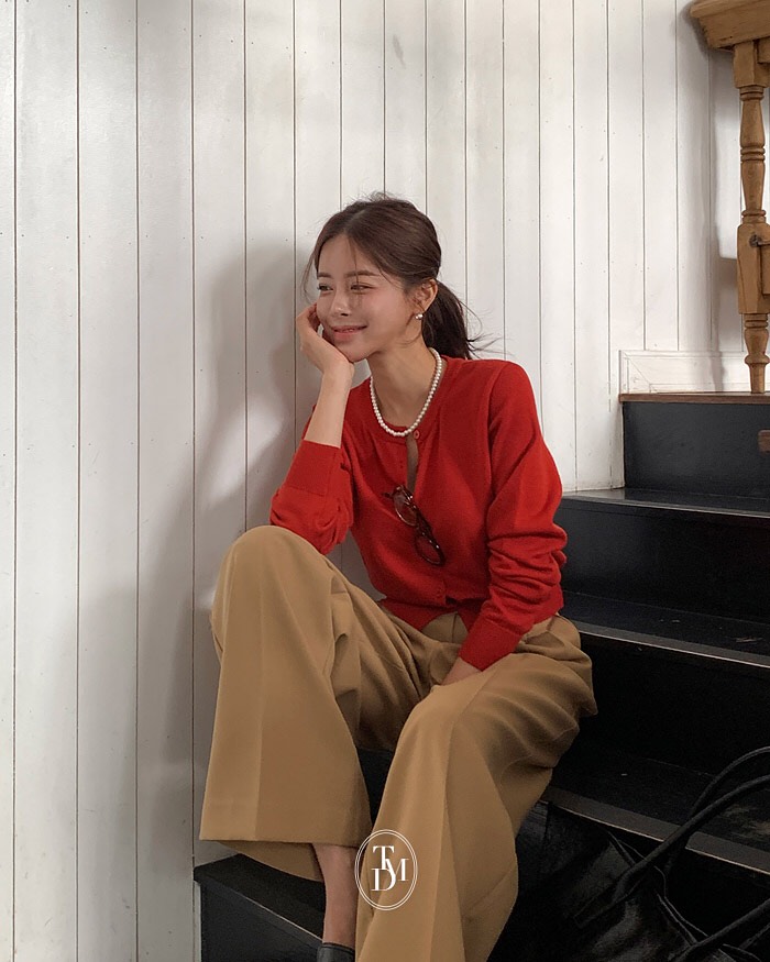 Mùa đông này màu đỏ vẫn rất hot: Gợi ý 10 cách phối đồ cực kỳ sang trọng, giúp bạn nổi bật giữa đám đông- Ảnh 6. Mùa đông này màu đỏ vẫn rất hot: Gợi ý 10 cách phối đồ cực kỳ sang trọng, giúp bạn nổi bật giữa đám đông- Ảnh 6.