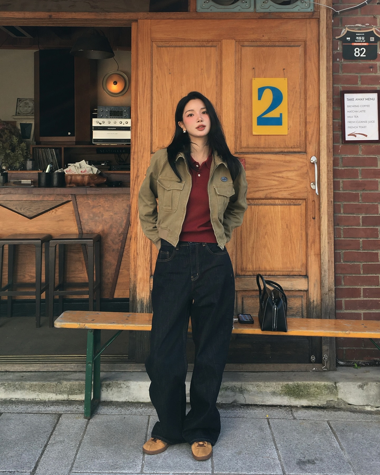 Mùa đông này màu đỏ vẫn rất hot: Gợi ý 10 cách phối đồ cực kỳ sang trọng, giúp bạn nổi bật giữa đám đông- Ảnh 8. Mùa đông này màu đỏ vẫn rất hot: Gợi ý 10 cách phối đồ cực kỳ sang trọng, giúp bạn nổi bật giữa đám đông- Ảnh 8.