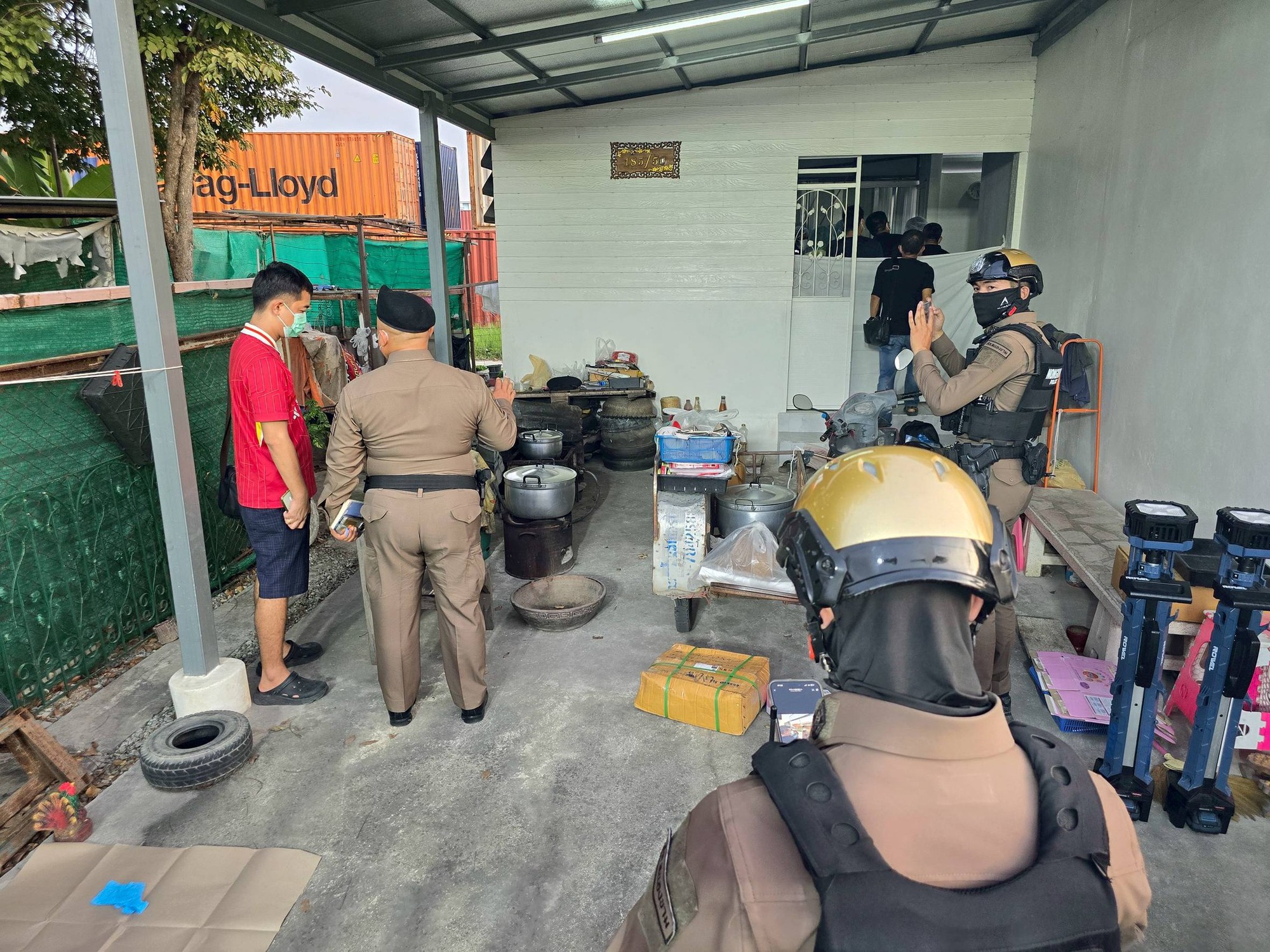 Hàng xóm ngửi thấy mùi lạ liền báo cảnh sát rồi bàng hoàng phát hiện 5 thi thể trong căn nhà- Ảnh 2. Hàng xóm ngửi thấy mùi lạ liền báo cảnh sát rồi bàng hoàng phát hiện 5 thi thể trong căn nhà- Ảnh 2.