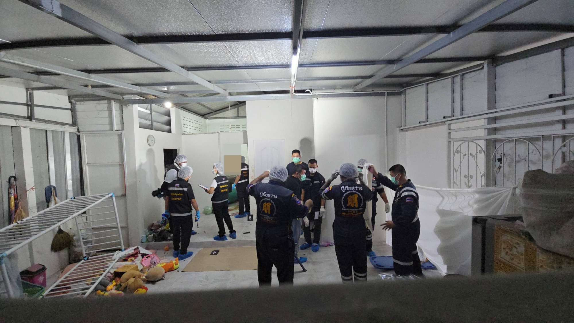 Hàng xóm ngửi thấy mùi lạ liền báo cảnh sát rồi bàng hoàng phát hiện 5 thi thể trong căn nhà- Ảnh 1. Hàng xóm ngửi thấy mùi lạ liền báo cảnh sát rồi bàng hoàng phát hiện 5 thi thể trong căn nhà- Ảnh 1.