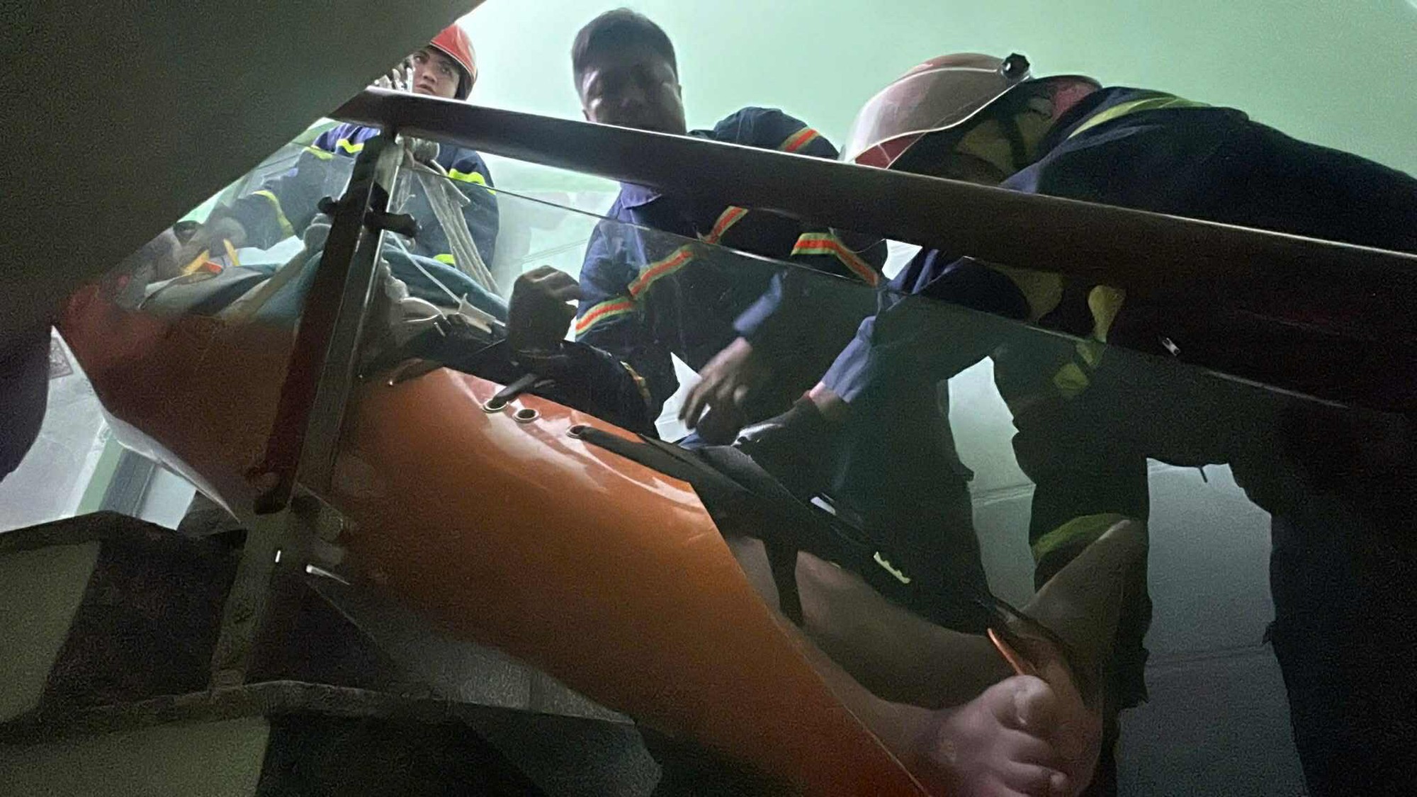 Kịp thời cứu hộ người đàn ông 150 kg bị tai biến ở ngôi nhà cao tầng tại TP.HCM- Ảnh 1. Kịp thời cứu hộ người đàn ông 150 kg bị tai biến ở ngôi nhà cao tầng tại TP.HCM- Ảnh 1.