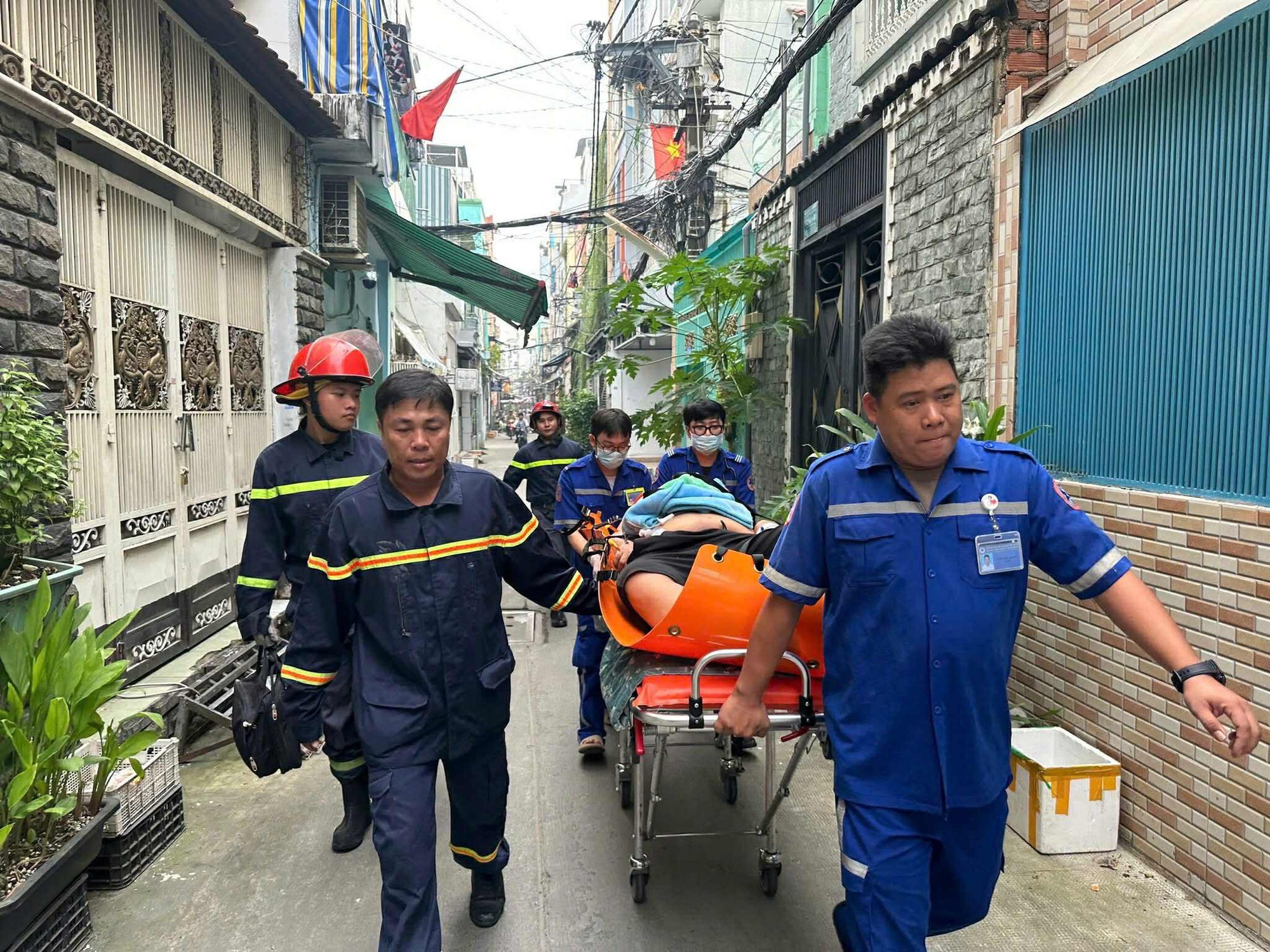 Kịp thời cứu hộ người đàn ông 150 kg bị tai biến ở ngôi nhà cao tầng tại TP.HCM- Ảnh 2. Kịp thời cứu hộ người đàn ông 150 kg bị tai biến ở ngôi nhà cao tầng tại TP.HCM- Ảnh 2.