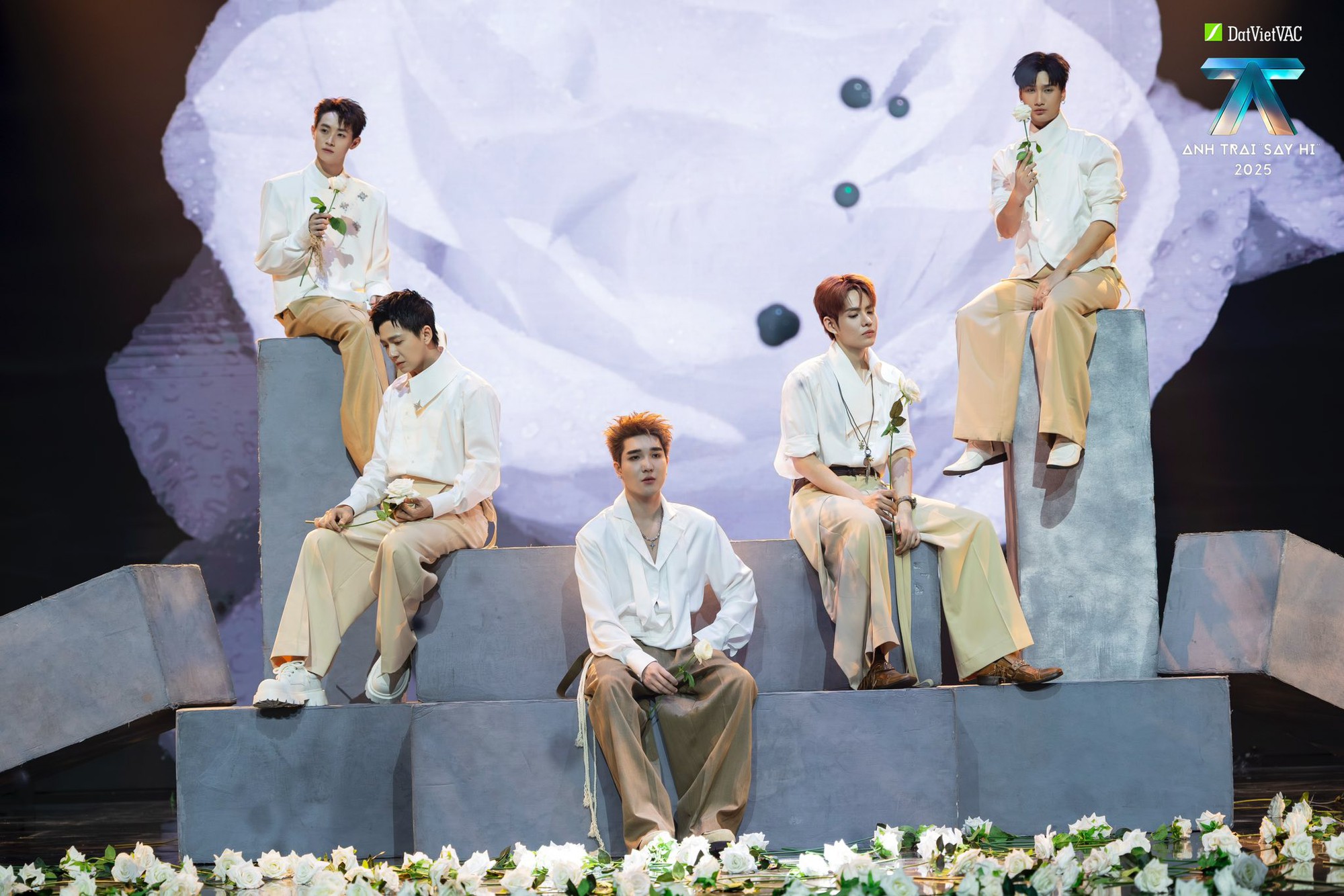 Nam ca sĩ Việt suýt mất thính lực sau 3 lần phẫu thuật, chứng kiến mẹ gục ngã ngay trước mắt- Ảnh 3. Nam ca sĩ Việt suýt mất thính lực sau 3 lần phẫu thuật, chứng kiến mẹ gục ngã ngay trước mắt- Ảnh 3.