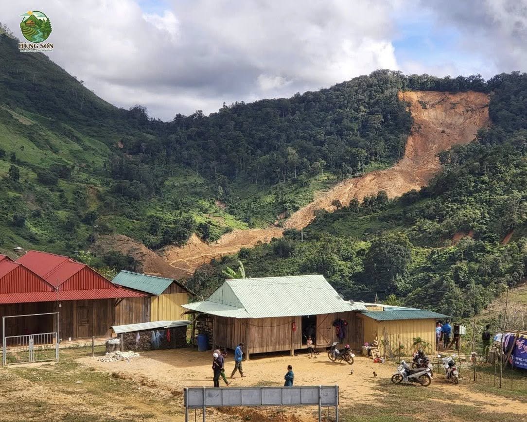 Chưa thể tiếp tục tìm 3 người mất tích, người dân ở Đà Nẵng chạy lũ "tập 5"- Ảnh 1. Chưa thể tiếp tục tìm 3 người mất tích, người dân ở Đà Nẵng chạy lũ "tập 5"- Ảnh 1.