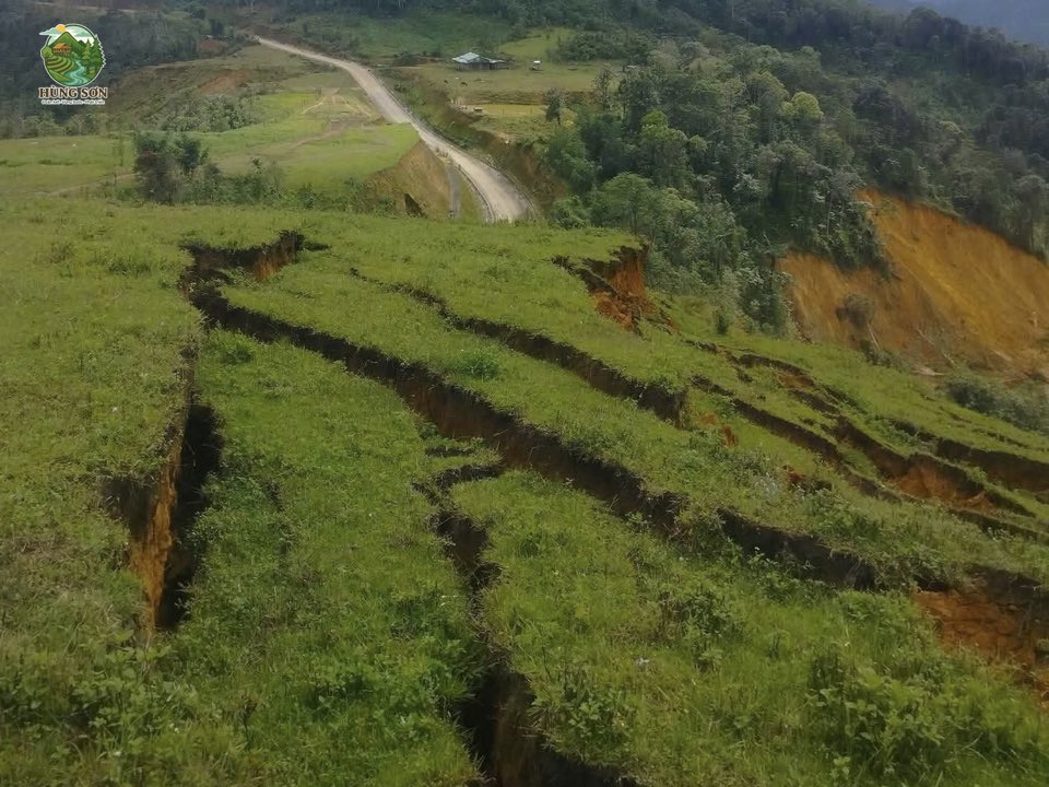 Chưa thể tiếp tục tìm 3 người mất tích, người dân ở Đà Nẵng chạy lũ "tập 5"- Ảnh 2. Chưa thể tiếp tục tìm 3 người mất tích, người dân ở Đà Nẵng chạy lũ "tập 5"- Ảnh 2.