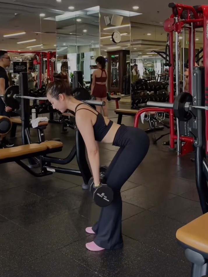 Huyền Lizzie cắt gắt một thứ để có vòng eo 56cm- Ảnh 8. Huyền Lizzie cắt gắt một thứ để có vòng eo 56cm- Ảnh 8.