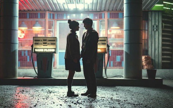 Bí mật đằng sau cảnh nóng phim Sex Education: Dàn diễn viên phải cùng nhau làm 1 điều trước khi quay