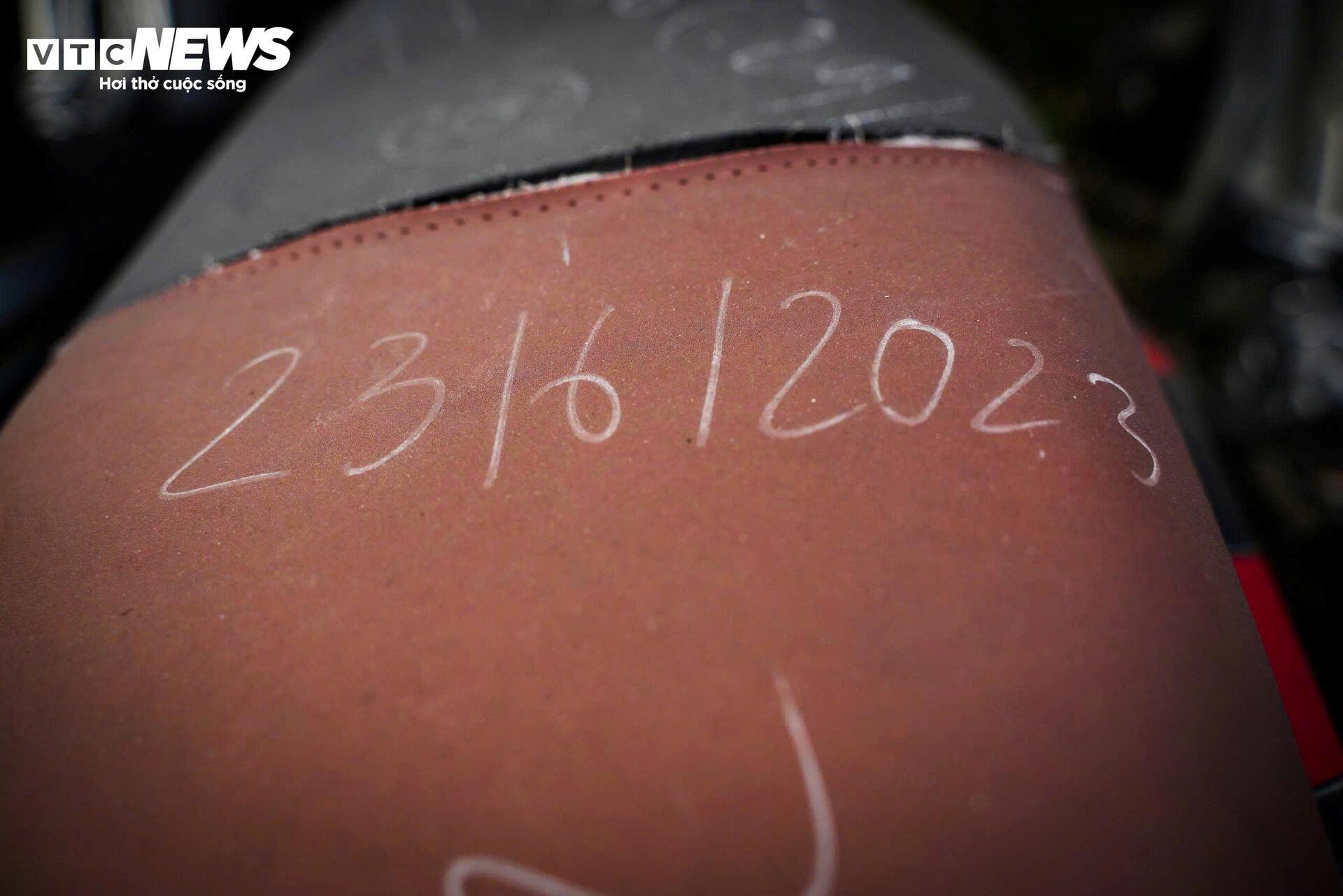 Cận cảnh hàng nghìn phương tiện chất đống trong 'nghĩa địa' xe vi phạm ở Hà Nội- Ảnh 3.