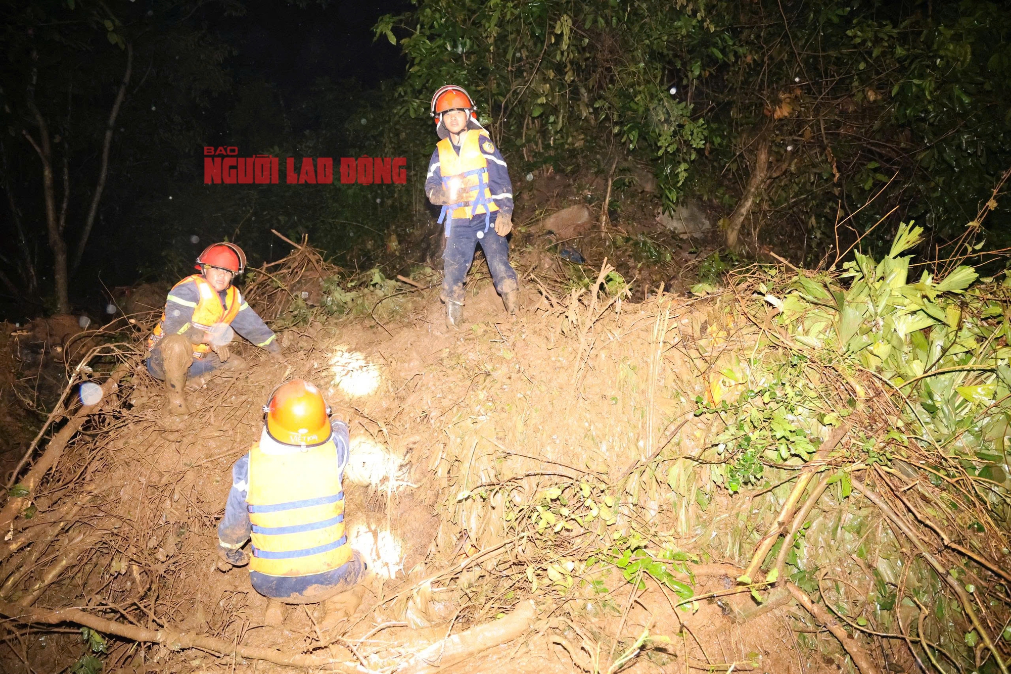 Kh&aacute;nh H&ograve;a: Sạt lở nghi&ecirc;m trọng tr&ecirc;n đ&egrave;o Kh&aacute;nh L&ecirc; v&agrave; Kh&aacute;nh Sơn, &iacute;t nhất 6 người chết- Ảnh 1.