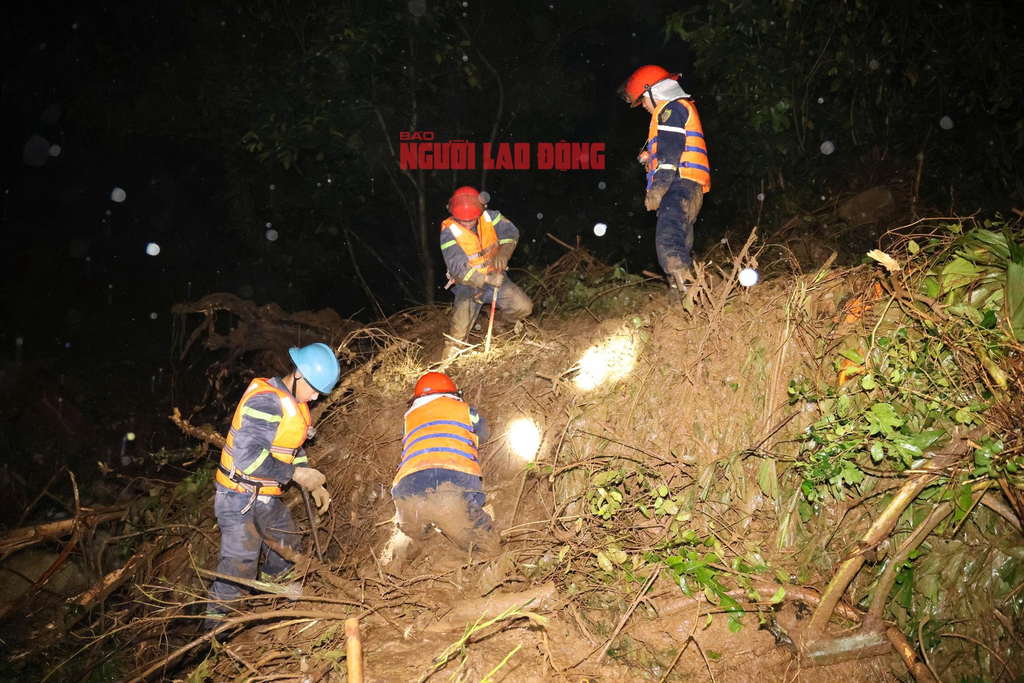 Kh&aacute;nh H&ograve;a: Sạt lở nghi&ecirc;m trọng tr&ecirc;n đ&egrave;o Kh&aacute;nh L&ecirc; v&agrave; Kh&aacute;nh Sơn, &iacute;t nhất 6 người chết- Ảnh 2.