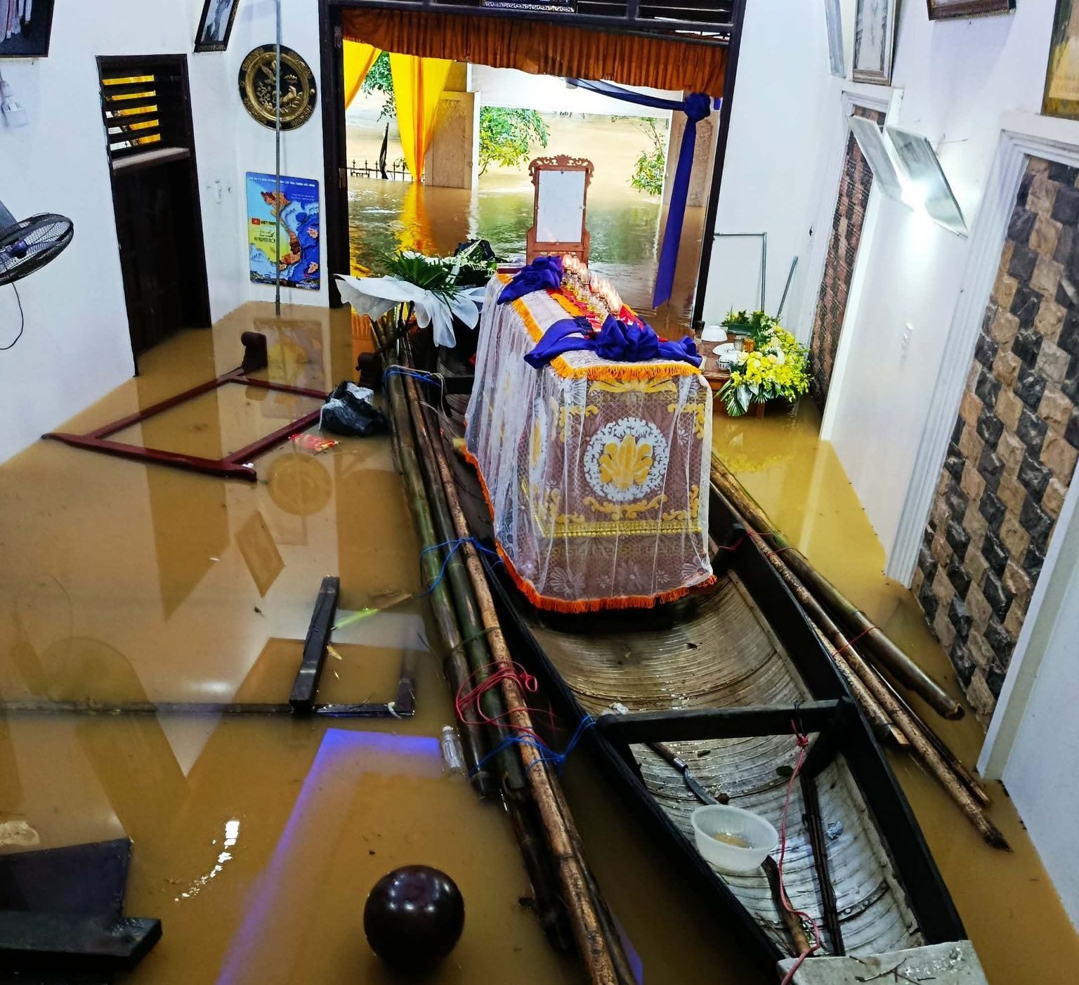 Huế: Chợ ngập tới nóc, quan tài phải khiêng lên ghe do lũ lụt- Ảnh 1. Huế: Chợ ngập tới nóc, quan tài phải khiêng lên ghe do lũ lụt- Ảnh 1.