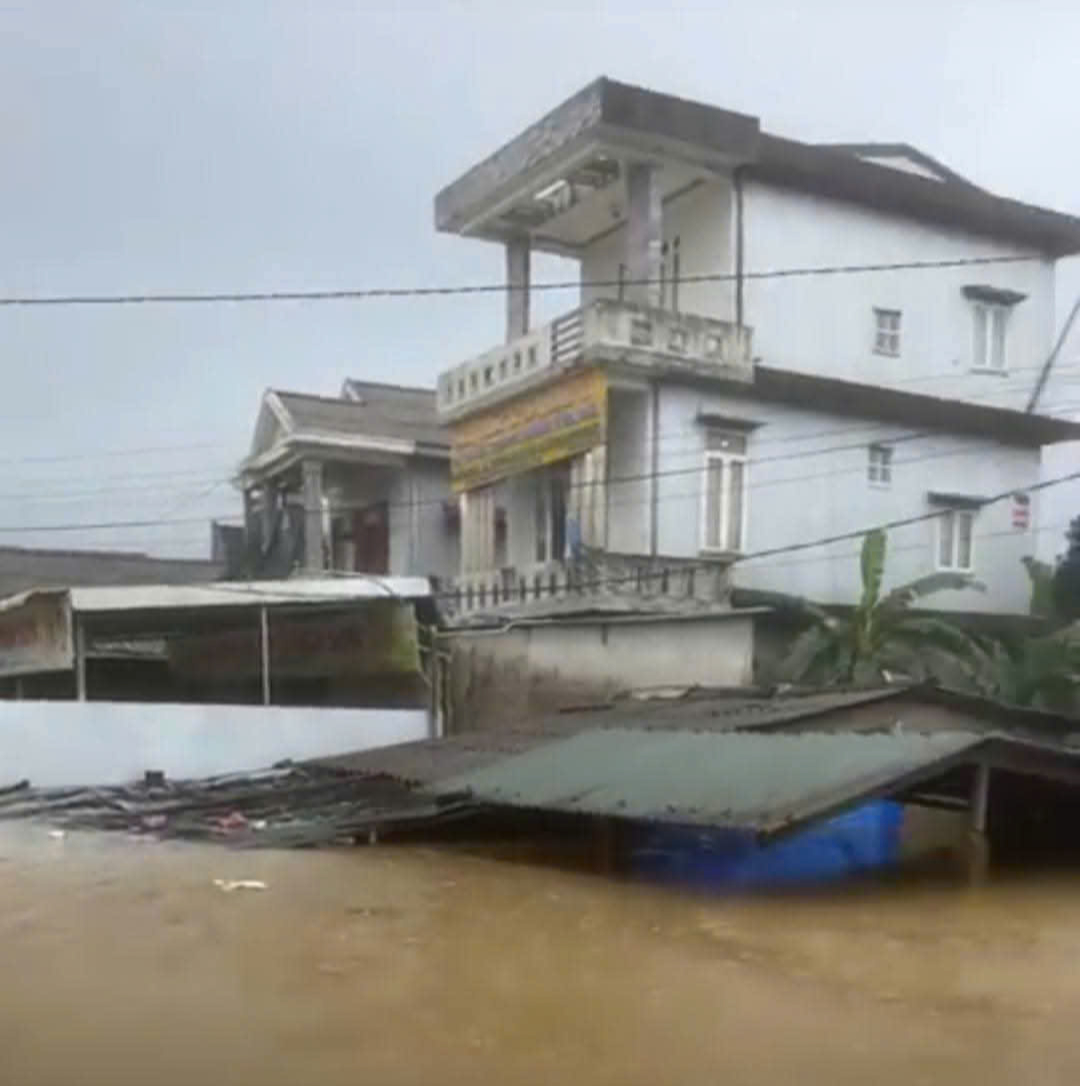 Huế: Chợ ngập tới nóc, quan tài phải khiêng lên ghe do lũ lụt- Ảnh 4. Huế: Chợ ngập tới nóc, quan tài phải khiêng lên ghe do lũ lụt- Ảnh 4.