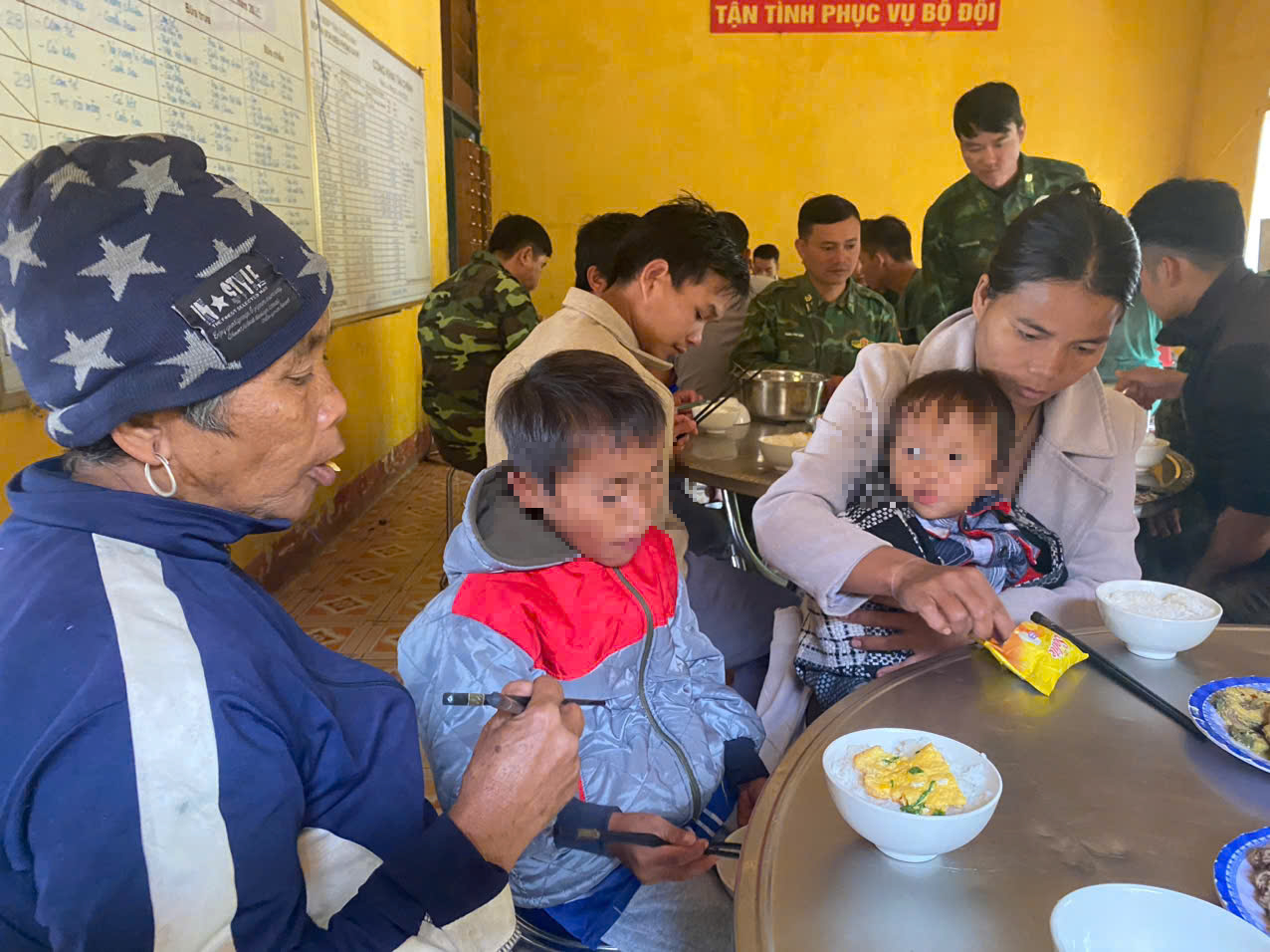 Chưa thể tiếp tục tìm 3 người mất tích, người dân ở Đà Nẵng chạy lũ "tập 5"- Ảnh 3. Chưa thể tiếp tục tìm 3 người mất tích, người dân ở Đà Nẵng chạy lũ "tập 5"- Ảnh 3.