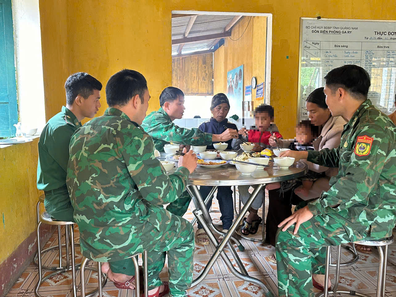 Chưa thể tiếp tục tìm 3 người mất tích, người dân ở Đà Nẵng chạy lũ "tập 5"- Ảnh 4. Chưa thể tiếp tục tìm 3 người mất tích, người dân ở Đà Nẵng chạy lũ "tập 5"- Ảnh 4.