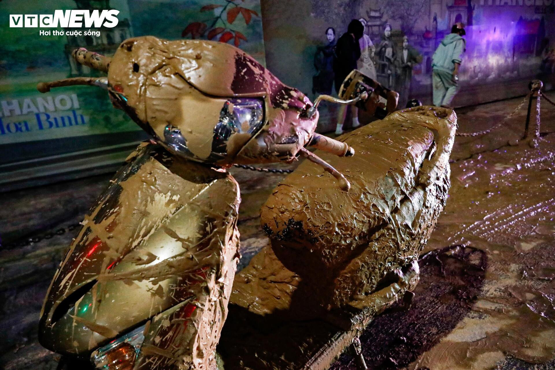 Bùn nhão tràn khắp đường, hàng loạt xe máy ngã sõng soài ở Hà Nội- Ảnh 5.