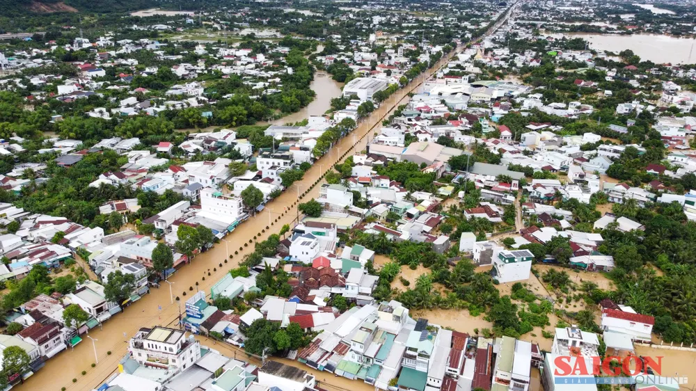 Nha Trang: Nhiều nơi ngập sâu hơn 1m do mưa lũ- Ảnh 8. Nha Trang: Nhiều nơi ngập sâu hơn 1m do mưa lũ- Ảnh 8.