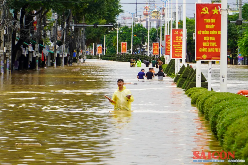 Nha Trang: Nhiều nơi ngập sâu hơn 1m do mưa lũ- Ảnh 6.