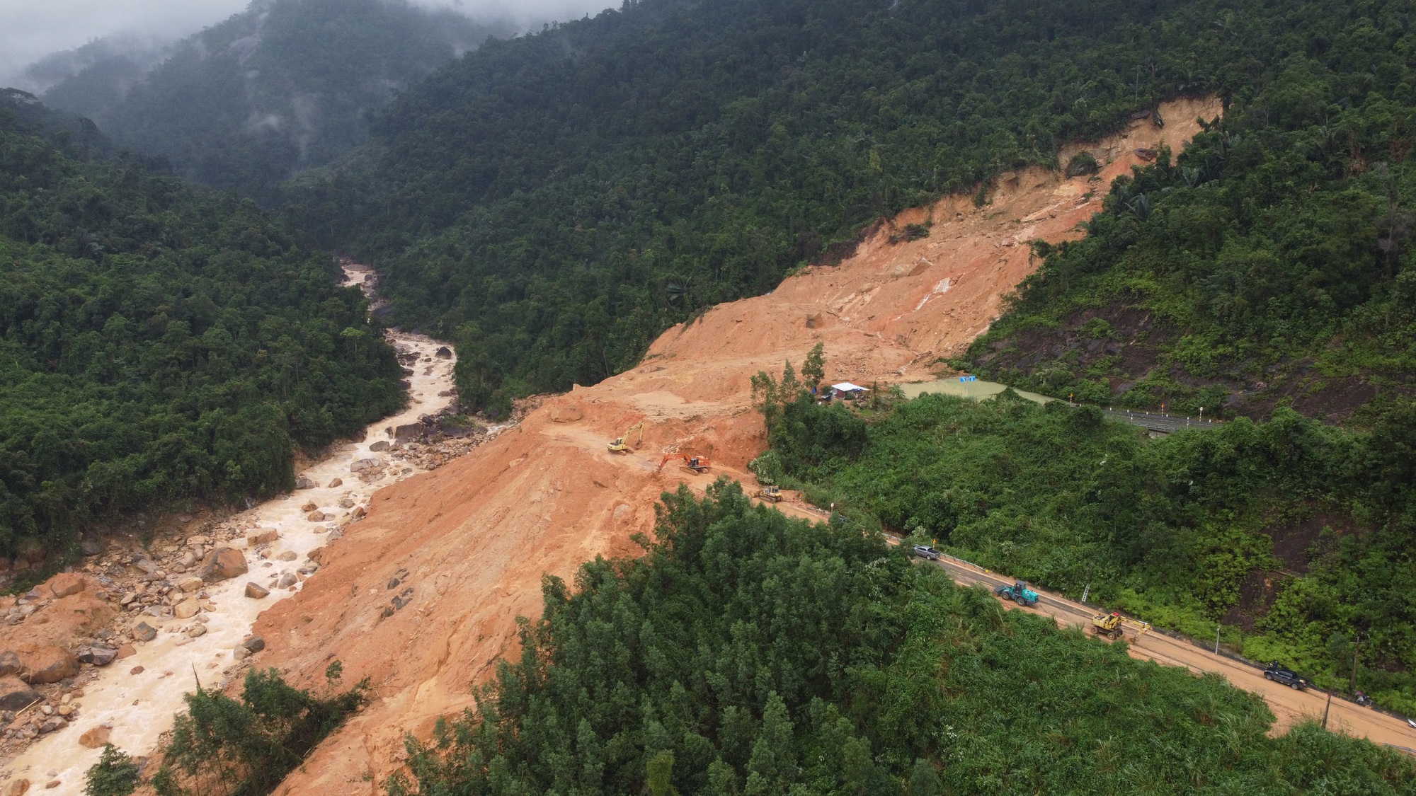 Ám ảnh những vụ sạt lở trên cung đèo Khánh Lê- Ảnh 13. Ám ảnh những vụ sạt lở trên cung đèo Khánh Lê- Ảnh 13.