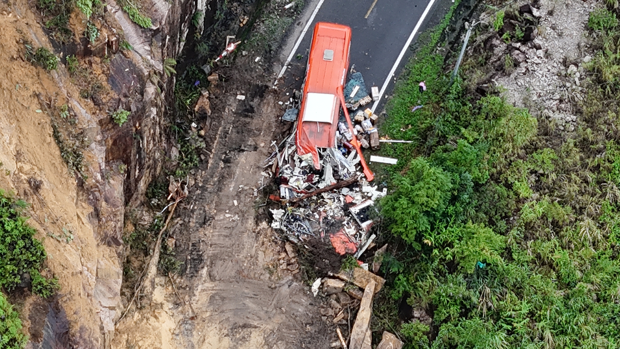 Ám ảnh những vụ sạt lở trên cung đèo Khánh Lê- Ảnh 3. Ám ảnh những vụ sạt lở trên cung đèo Khánh Lê- Ảnh 3.