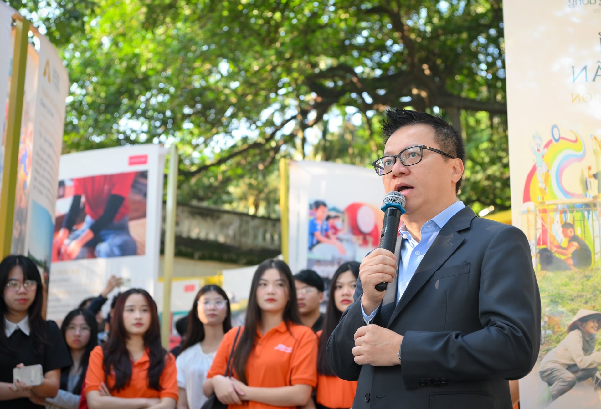 Từ "2.000đ biến thành 196 tỷ" đến "chàng shipper" phục dựng 8.000 ảnh liệt sĩ: Hành trình ấn tượng tại Human Act Prize 2025- Ảnh 1.