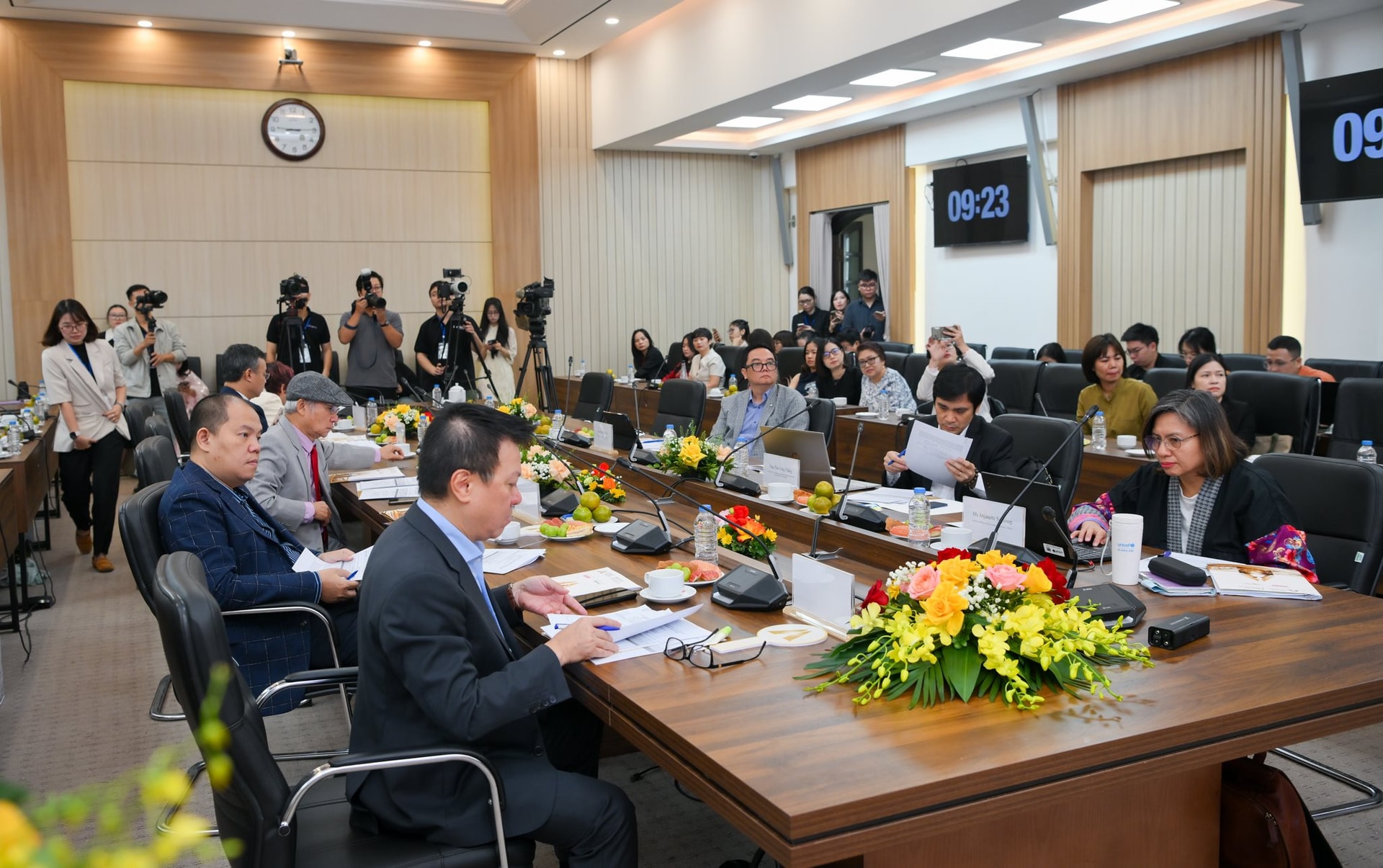 Từ "2.000đ biến thành 196 tỷ" đến "chàng shipper" phục dựng 8.000 ảnh liệt sĩ: Hành trình ấn tượng tại Human Act Prize 2025- Ảnh 2.