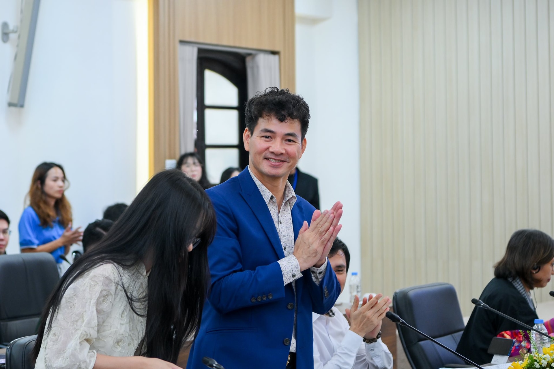 Từ "2.000đ biến thành 196 tỷ" đến "chàng shipper" phục dựng 8.000 ảnh liệt sĩ: Hành trình ấn tượng tại Human Act Prize 2025- Ảnh 4.