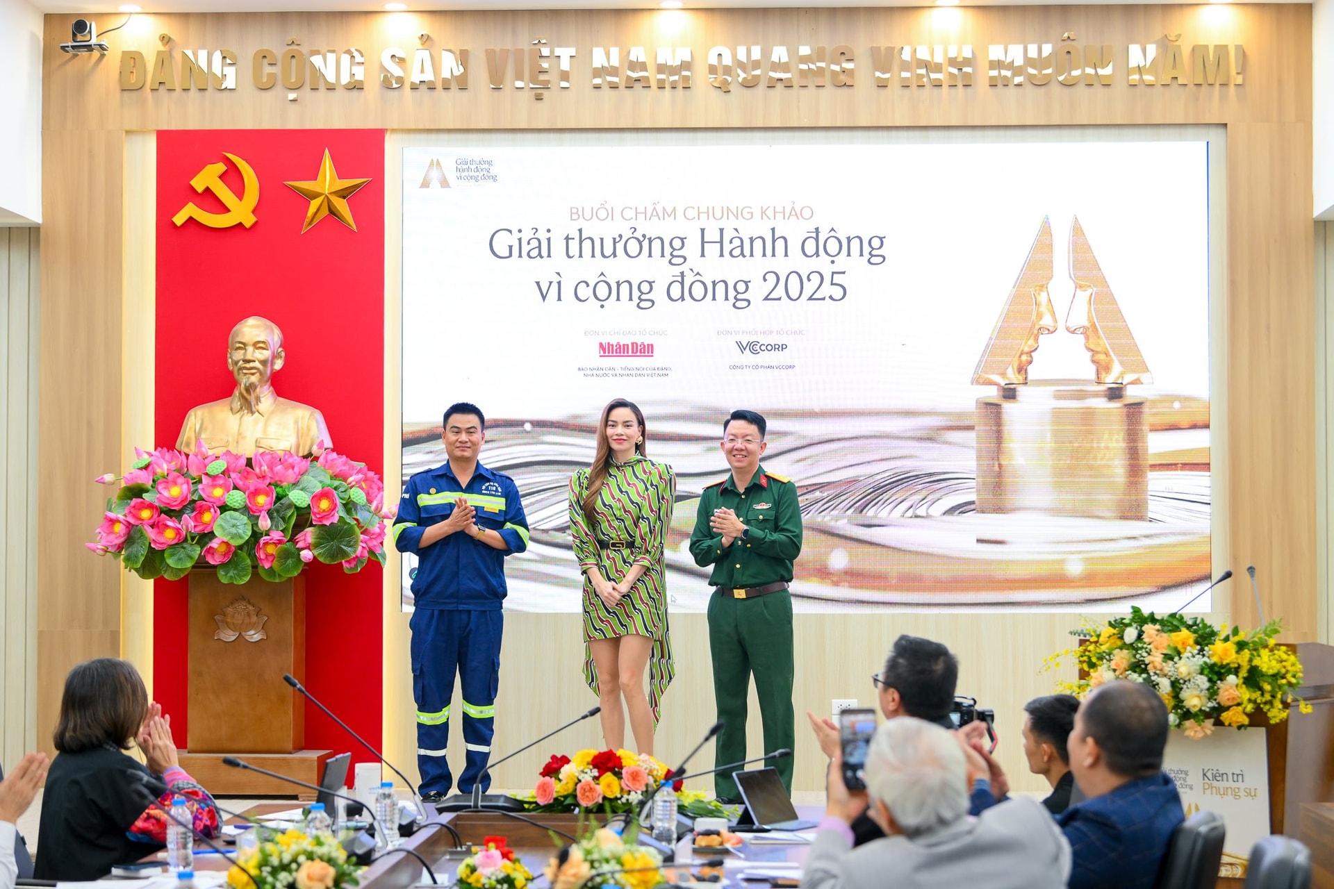 Từ "2.000đ biến thành 196 tỷ" đến "chàng shipper" phục dựng 8.000 ảnh liệt sĩ: Hành trình ấn tượng tại Human Act Prize 2025- Ảnh 10.