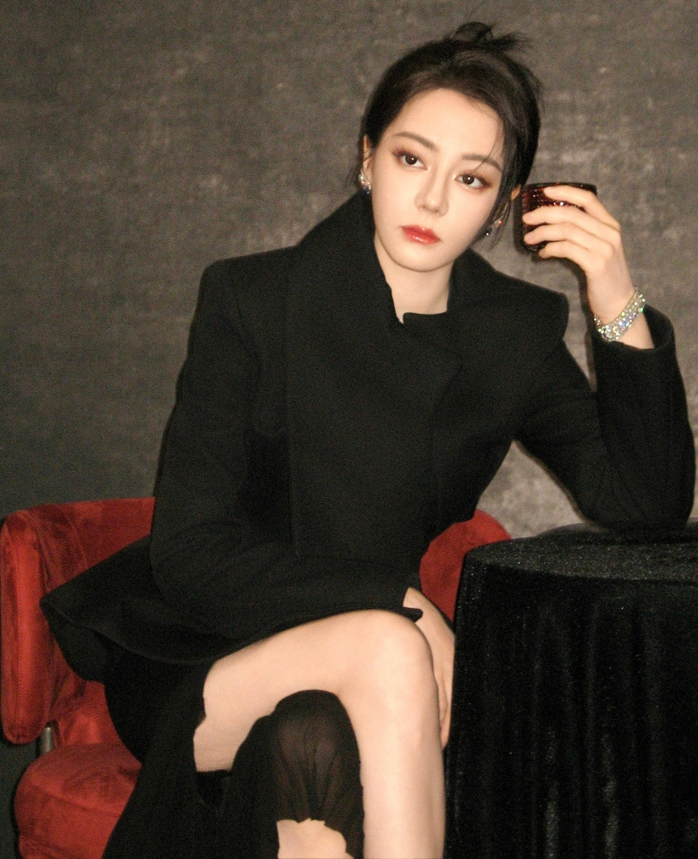 Địch Lệ Nhiệt Ba có thể 'cân' nhiều phong cách. Mỹ nhân Tân Cương luôn toát ra sự quyến rũ, thời thượng.