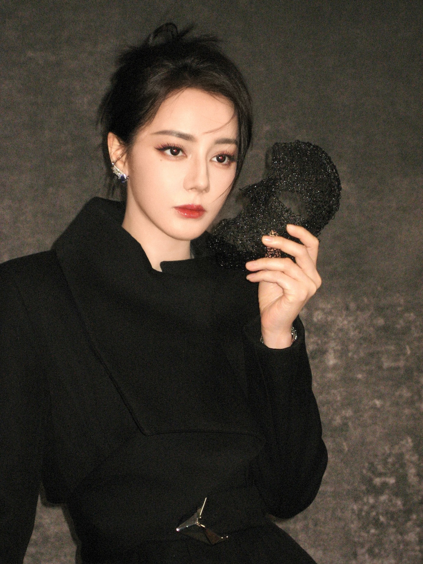 Địch Lệ Nhiệt Ba có thể 'cân' nhiều phong cách. Mỹ nhân Tân Cương luôn toát ra sự quyến rũ, thời thượng.