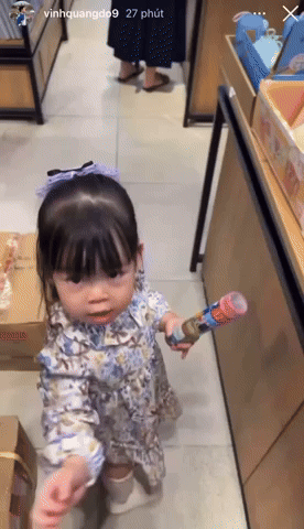 Đỗ Mỹ Linh cùng chồng Chủ tịch đưa con gái đi tiệm sách, lộ chi tiết liên quan chuyện mang bầu lần 2- Ảnh 1. Đỗ Mỹ Linh cùng chồng Chủ tịch đưa con gái đi tiệm sách, lộ chi tiết liên quan chuyện mang bầu lần 2- Ảnh 1.