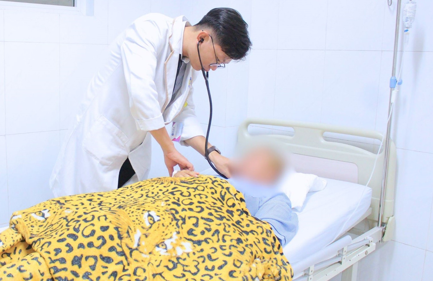 Bánh xe cuốn tà áo dài, nữ sinh bị đập đầu xuống đường nứt hộp sọ- Ảnh 3.