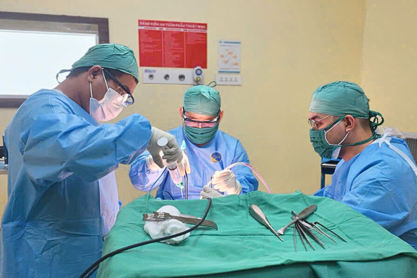 Bánh xe cuốn tà áo dài, nữ sinh bị đập đầu xuống đường nứt hộp sọ- Ảnh 2.