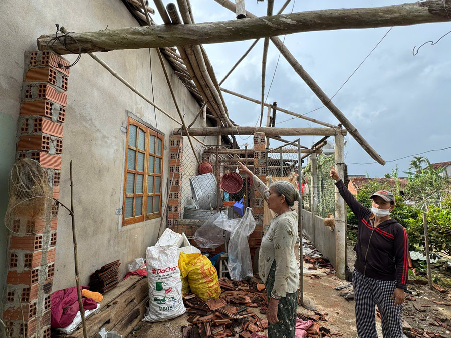 Gia Lai: Lốc xoáy bất ngờ cuốn tốc mái 10 nhà dân mới sửa sau bão- Ảnh 2. Gia Lai: Lốc xoáy bất ngờ cuốn tốc mái 10 nhà dân mới sửa sau bão- Ảnh 2.