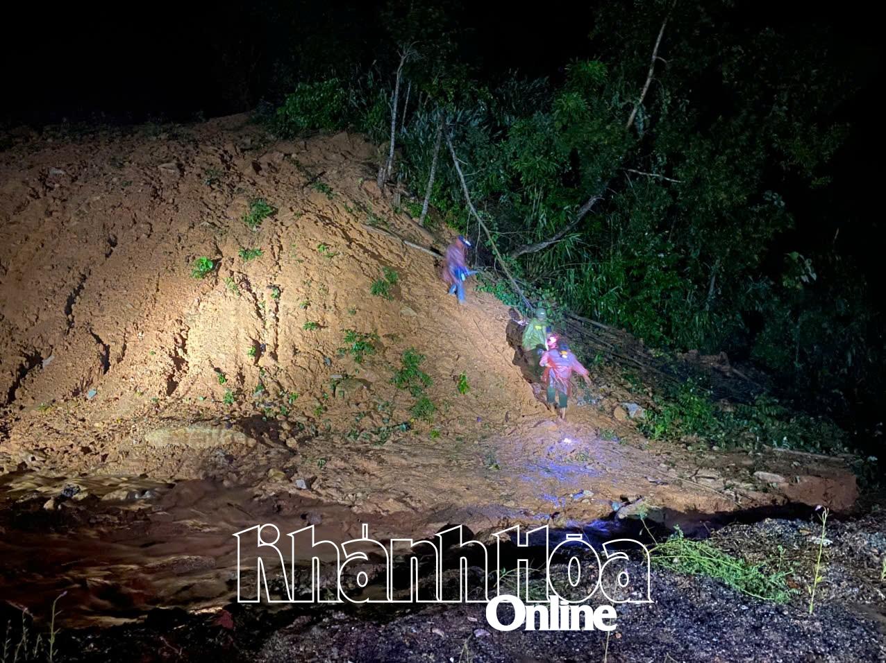 Cận cảnh hiện trường vụ sạt lở đèo Khánh Lê khiến 6 người thiệt mạng- Ảnh 11. Cận cảnh hiện trường vụ sạt lở đèo Khánh Lê khiến 6 người thiệt mạng- Ảnh 11.
