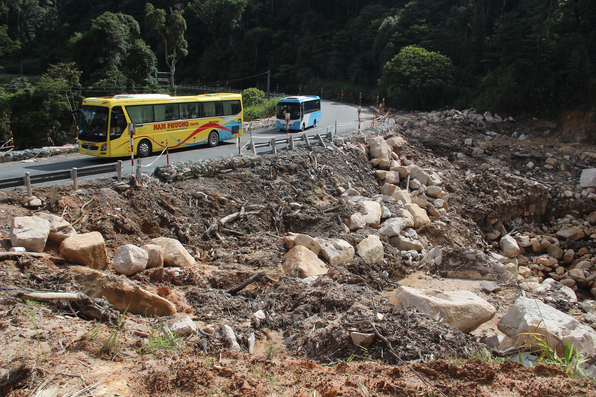 Ám ảnh những vụ sạt lở trên cung đèo Khánh Lê- Ảnh 9. Ám ảnh những vụ sạt lở trên cung đèo Khánh Lê- Ảnh 9.