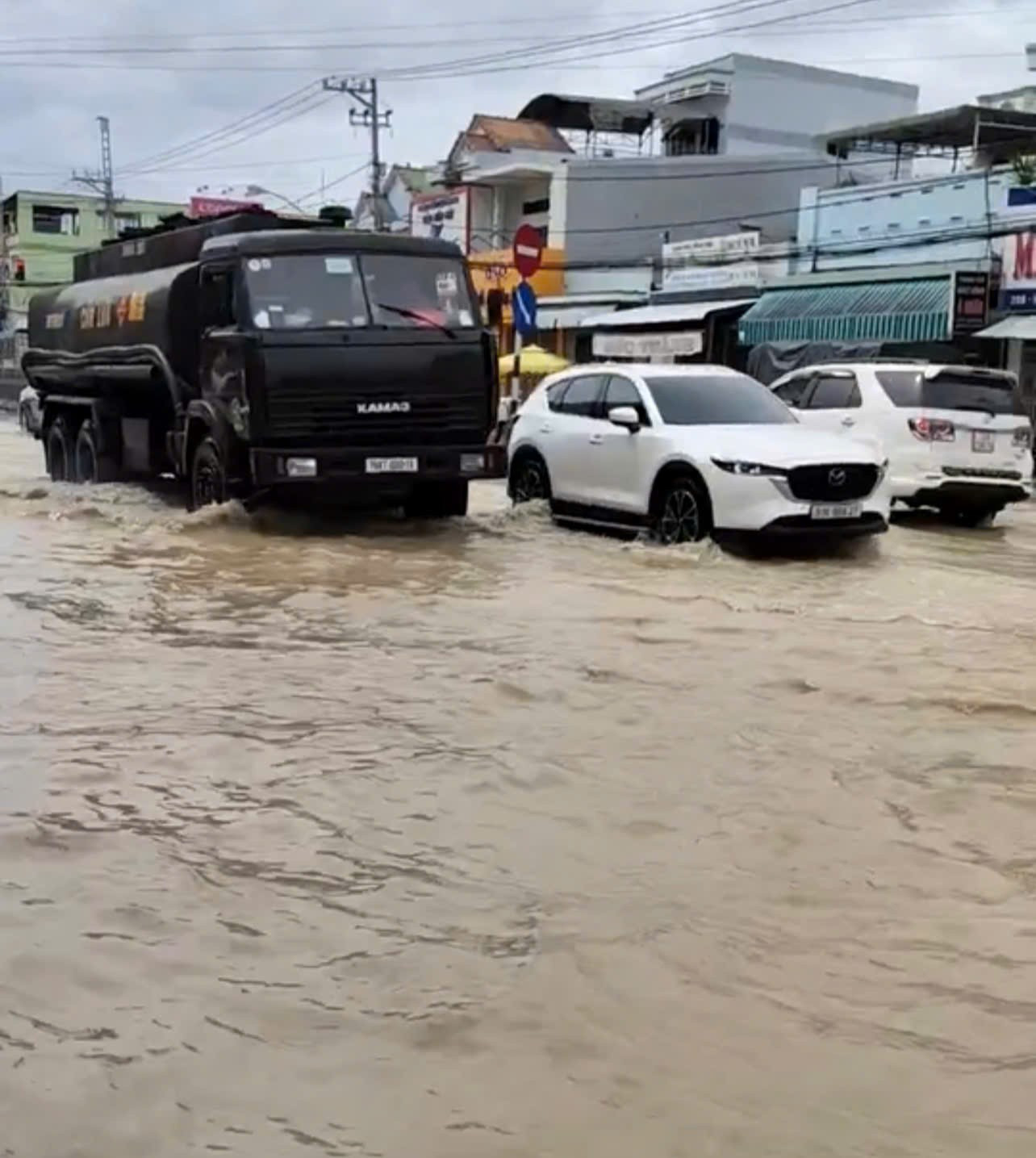 Cảnh khó tin ở khu công nghiệp, hơn 5.000 công nhân tạm nghỉ việc- Ảnh 3.