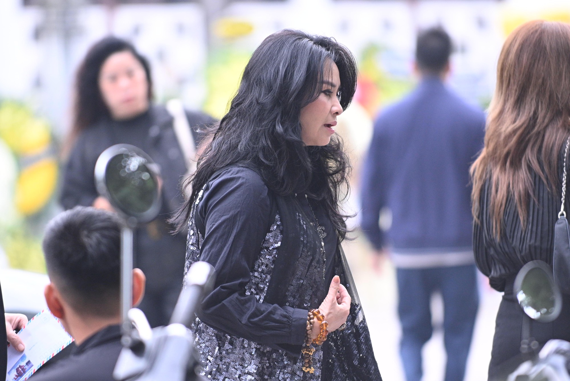 Lễ viếng mẹ Tuấn Hưng: Nam ca sĩ khóc mắt sưng húp, nghệ sĩ Tự Long - Bằng Kiều và dàn sao Việt lặng lẽ đến chia buồn- Ảnh 9. Lễ viếng mẹ Tuấn Hưng: Nam ca sĩ khóc mắt sưng húp, nghệ sĩ Tự Long - Bằng Kiều và dàn sao Việt lặng lẽ đến chia buồn- Ảnh 9.