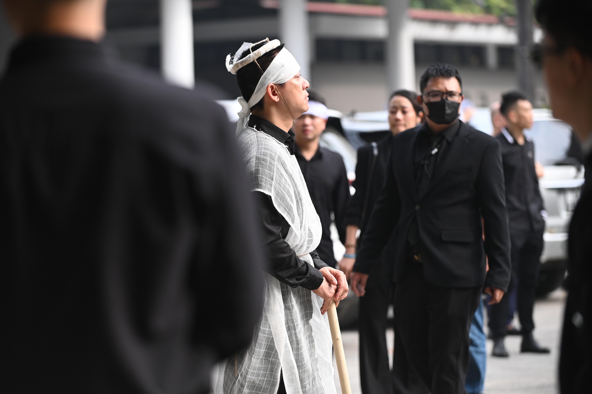 Lễ viếng mẹ Tuấn Hưng: Nam ca sĩ khóc mắt sưng húp, nghệ sĩ Tự Long - Bằng Kiều và dàn sao Việt lặng lẽ đến chia buồn- Ảnh 1. Lễ viếng mẹ Tuấn Hưng: Nam ca sĩ khóc mắt sưng húp, nghệ sĩ Tự Long - Bằng Kiều và dàn sao Việt lặng lẽ đến chia buồn- Ảnh 1.