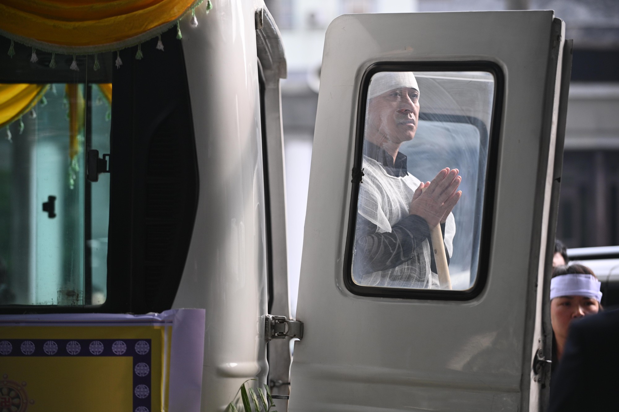 Lễ viếng mẹ Tuấn Hưng: Nam ca sĩ khóc mắt sưng húp, nghệ sĩ Tự Long - Bằng Kiều và dàn sao Việt lặng lẽ đến chia buồn- Ảnh 4. Lễ viếng mẹ Tuấn Hưng: Nam ca sĩ khóc mắt sưng húp, nghệ sĩ Tự Long - Bằng Kiều và dàn sao Việt lặng lẽ đến chia buồn- Ảnh 4.