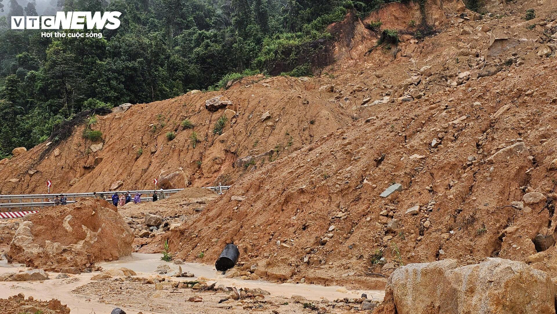 Đèo Khánh Lê gần nơi xe khách bị đất đá đè bẹp tiếp tục sạt lở kinh hoàng- Ảnh 5.